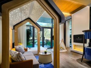 een woonkamer met een bank en een tafel bij InterContinental Shanghai Wonderland by IHG in Songjiang