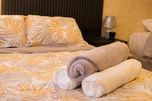 ein Handtuch auf einem Bett in einem Hotelzimmer in der Unterkunft beautiful and comfortable suit in Cuenca