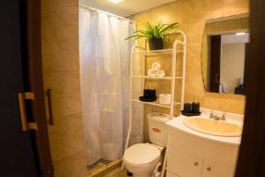 ein Badezimmer mit Toilette und Waschbecken in der Unterkunft beautiful and comfortable suit in Cuenca + 28 Fotos