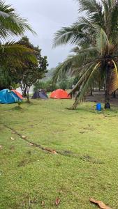 En have udenfor Tenda Reguler Pantai Madasari