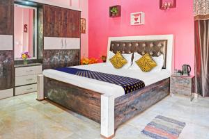 En eller flere senge i et værelse på Super HOTEL O MAA NARMADA