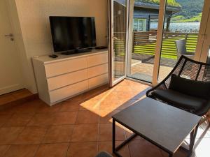 Et tv og/eller underholdning på 4 person holiday home in Eidsvåg