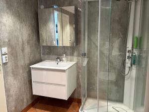 Et badeværelse på 4 person holiday home in Eidsvåg + 23 billeder