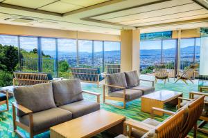 奈良米卡萨酒店 的大堂配有沙发、桌子和大窗户。