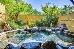 奈良米卡萨酒店 的后院里一片带岩石的水池