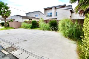 a driveway in front of a house at Futtsu Pool Villa A&F -富津プールヴィラ A&F- in Futtsu