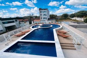 a swimming pool on the roof of a building at Apto elegante no Catolé 46 in Campina Grande