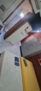 een kamer met een bed en een bureau bij Pousada MALIBU BEACH in Florianópolis