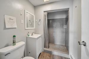 Phòng tắm tại Chandler Corner Suites +23 ảnh