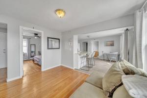 Khu vực ghế ngồi tại Chandler Corner Suites