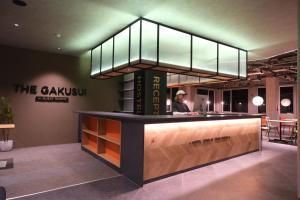een man die aan een balie in een restaurant staat bij The GAKUSUI in Hakuba