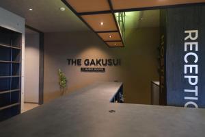 een balie in een kamer met een bord aan de muur bij The GAKUSUI in Hakuba