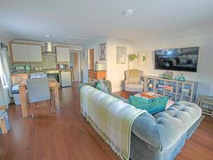 een woonkamer met een bank en een keuken bij The Granary - Uk45696 in Pickering