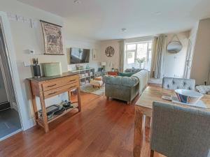 een woonkamer met een bank en een tafel bij The Granary - Uk45696 in Pickering