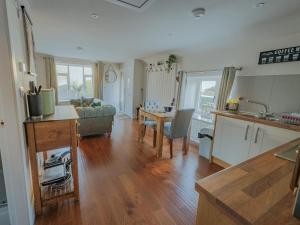 een keuken en woonkamer met een bank en een tafel bij The Granary - Uk45696 in Pickering