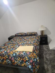 - une chambre avec un lit doté d'une couette et d'une lampe dans l'établissement Redlane, à Warmingham