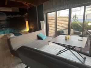 ein Wohnzimmer mit Sofa und Tisch in der Unterkunft Tiny Camp House Kurage - Vacation STAY 66334v in Kamijinoo