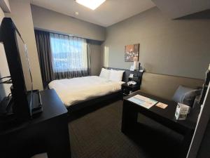 Postel nebo postele na pokoji v ubytování Hotel Route Inn Kasai Hojonoshuku