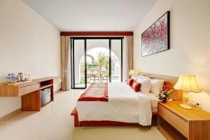 ein Hotelzimmer mit einem Bett und einem Tisch sowie einer Küche in der Unterkunft Close to Beach Paddy View 6BR Villa with Billiard in Tanah Lot + 38 Fotos