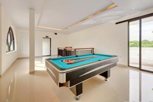 ein Billardzimmer mit Billardtisch in der Unterkunft Close to Beach Paddy View 6BR Villa with Billiard in Tanah Lot