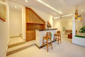 eine Küche mit Bar und zwei Hockern in der Unterkunft Close to Beach Paddy View 6BR Villa with Billiard in Tanah Lot