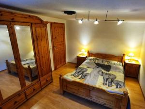 een slaapkamer met een houten bed in een kamer bij Farmhouse for arrival in Lütjenwestedt +6 foto's