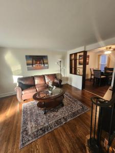 een woonkamer met een bank en een salontafel bij Lansdowne Gem in Lansdowne