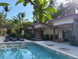 Hồ bơi trong/gần Pinky Tropical Resort & Villa