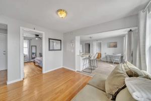 伍斯特Cozy One Bedroom Suite的带沙发的客厅和餐厅