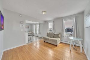 伍斯特Cozy One Bedroom Suite的客厅里有一张沙发和一张桌子。