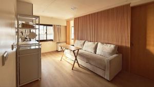 un soggiorno con un divano e un tavolo di 涼亭 川 Ryoutei Kawa a Hakuba