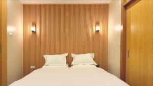 una camera da letto con due cuscini bianchi su un letto di 涼亭 川 Ryoutei Kawa a Hakuba