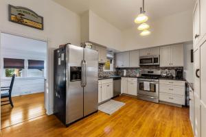 una grande cucina con frigorifero in acciaio inossidabile di 204 Glencreek Road a Town Bank