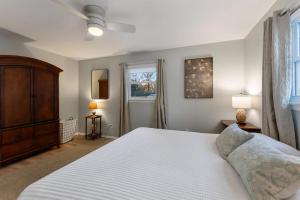 una camera da letto con un grande letto bianco e una finestra di 204 Glencreek Road a Town Bank