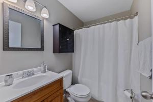 un bagno con lavandino, WC e specchio di 204 Glencreek Road a Town Bank Altre 27 foto