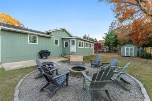 un gruppo di sedie seduti intorno a un focolare di 204 Glencreek Road a Town Bank