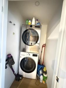 Fotografie z fotogalerie ubytování Luxury Downtown One Bedroom with Skyline Views and Free Parking v destinaci Edmonton