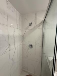 Koupelna v ubytování Luxury Downtown One Bedroom with Skyline Views and Free Parking + 8 fotografií