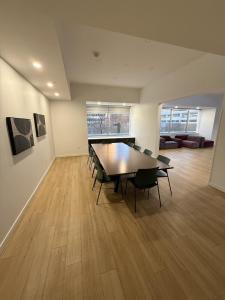 Fotografie z fotogalerie ubytování Luxury Downtown One Bedroom with Skyline Views and Free Parking v destinaci Edmonton