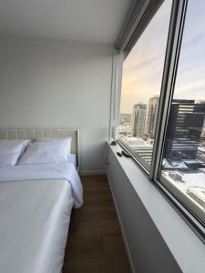 Postel nebo postele na pokoji v ubytování Luxury Downtown One Bedroom with Skyline Views and Free Parking