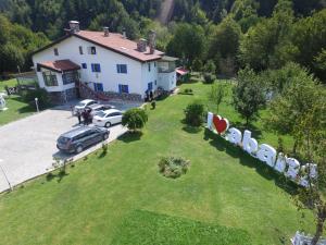 an aerial view of a house with a yard at Abant Bahçeli Köşk Otel & Bungalow in Abant