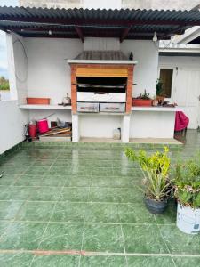 een patio met planten op een huis bij Terraza 419 in Tarija +1 foto