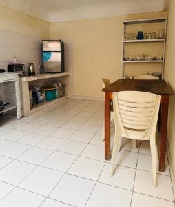 een eetkamer met een tafel en een stoel bij Terraza 419 in Tarija