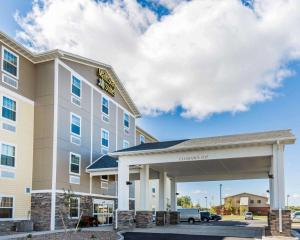 un hotel con parcheggio antistante di MainStay Suites Sidney - Medical Center a Sidney