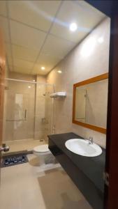 un bagno con lavandino, WC e specchio di Căn Hộ Sophia Rạch Giá a Rach Gia