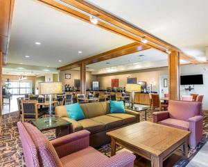 una hall con divani, sedie e tavolo di MainStay Suites Sidney - Medical Center a Sidney