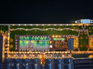een luchtzicht op een resort 's nachts met verlichting bij Aliée Istanbul - A Paris Society Collection Hotel in Istanbul