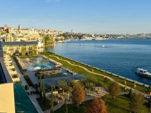 een luchtzicht op een stad met een rivier en gebouwen bij Aliée Istanbul - A Paris Society Collection Hotel in Istanbul
