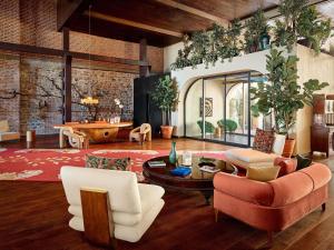 een grote woonkamer met stoelen en een tafel bij Aliée Istanbul - A Paris Society Collection Hotel in Istanbul