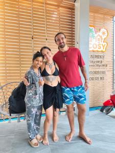 Un uomo e due donne che posano per una foto di Cosy Hostel a Ko Tao